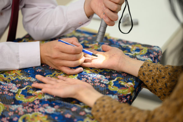 精密手相鑑定の様子